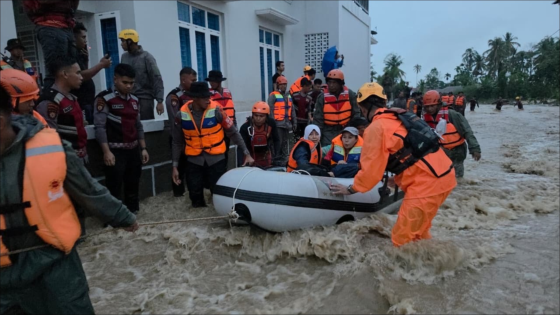 Banjir Landa Kota Padang, Kampung Guo hingga Lubuk Minturun Terdampak - Infolitik