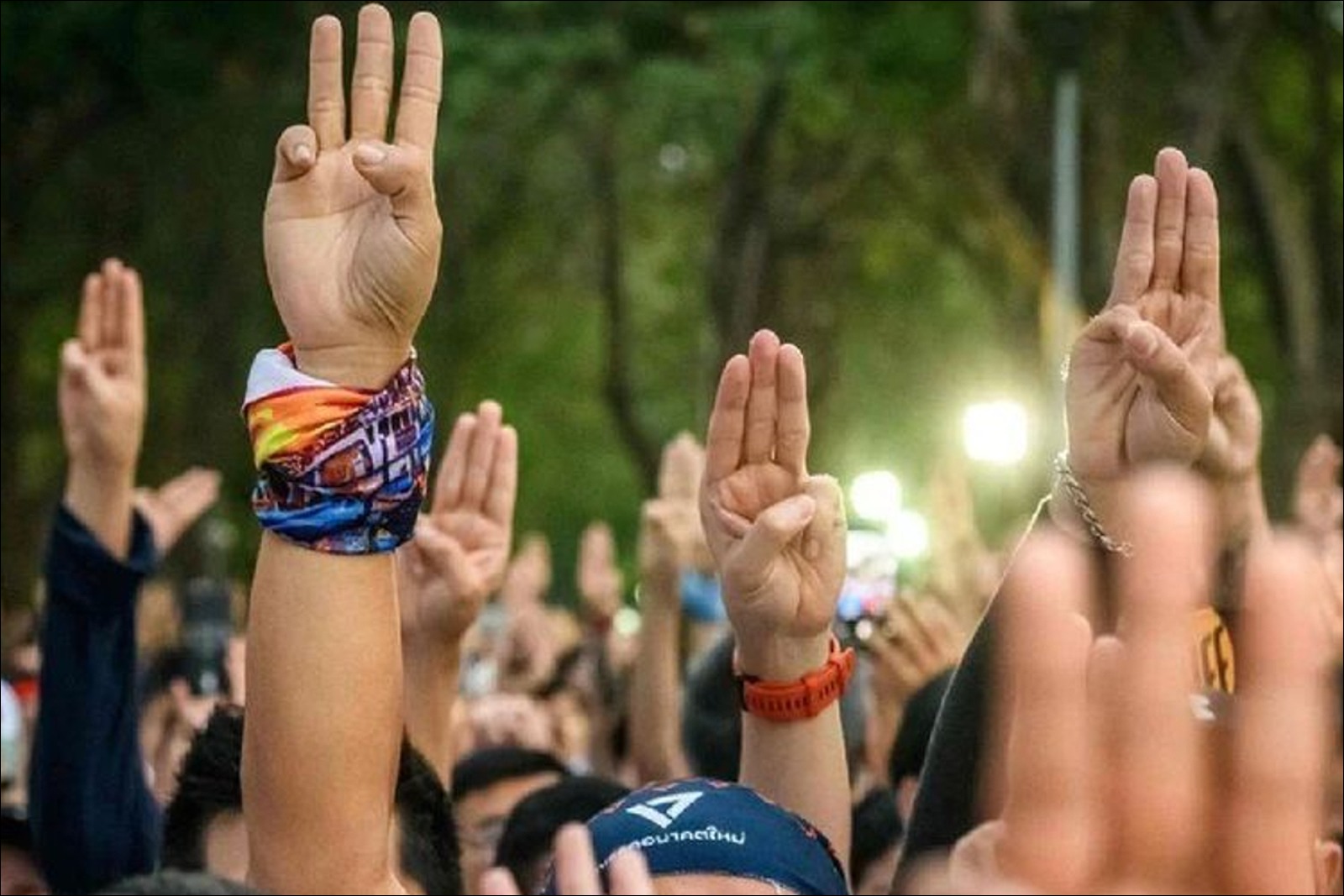 Simbol Tiga Jari, Momentum Memperkuat Persatuan Nasional - Infolitik