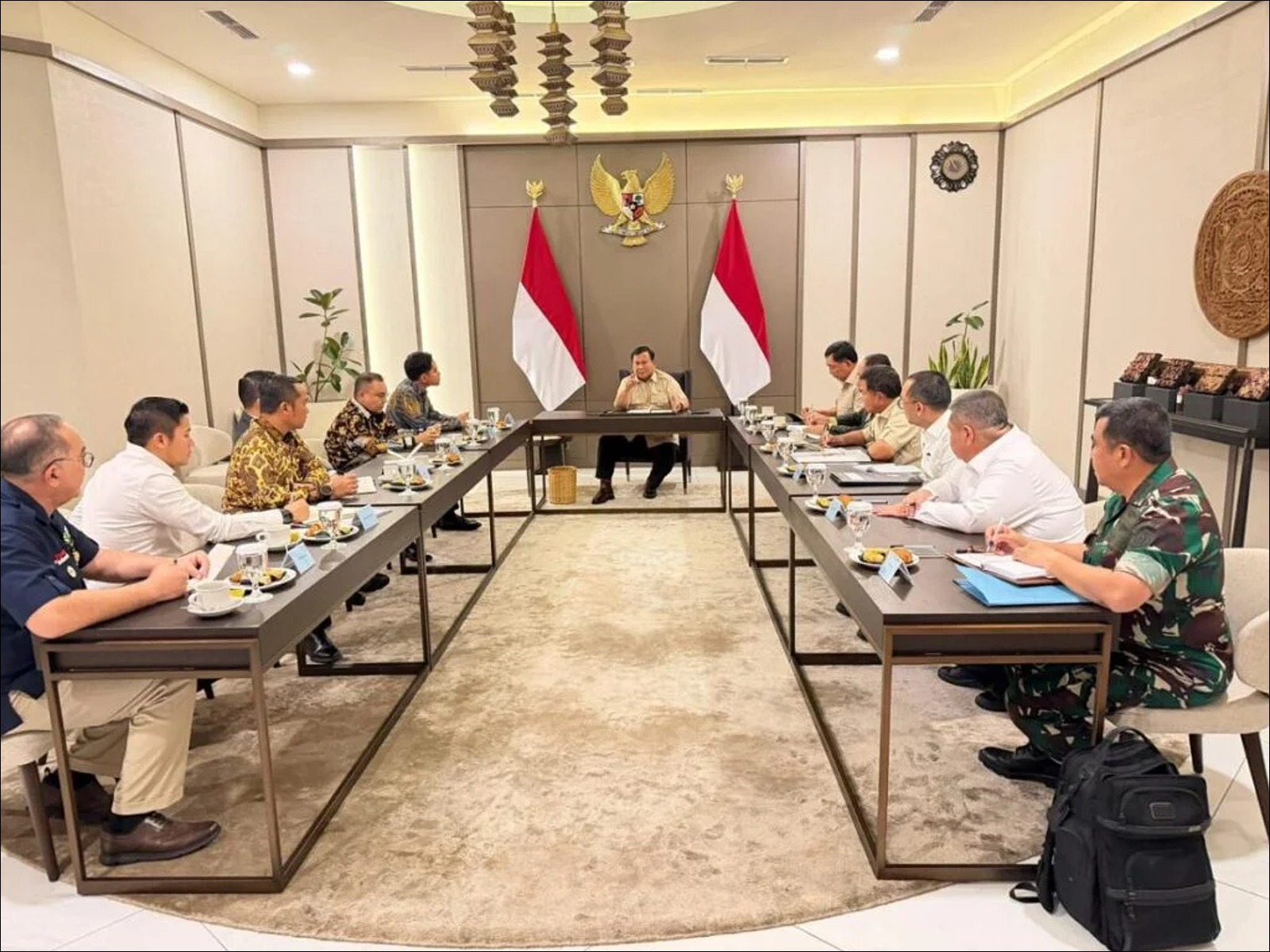 Dari Meja Rapat ke Tengah Rakyat, Prabowo Pastikan Kebijakan Berjalan Nyata - Infolitik