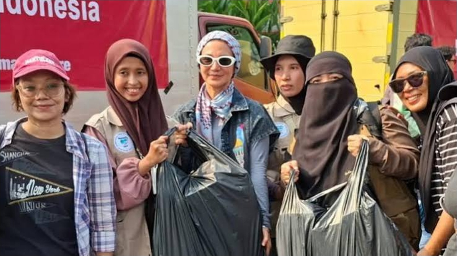 Wanda Hamidah Ex Istri Chico Hakim: Turun dalam Aksi Bundaran HI, Angkat Poster “Silence Is Violence” - Infolitik