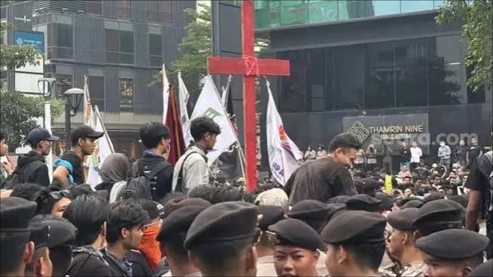 Simbol Salib Merah di Tengah Demo Mahasiswa, Jangan Biarkan Perbedaan Memecah Belah Bangsa - Infolitik