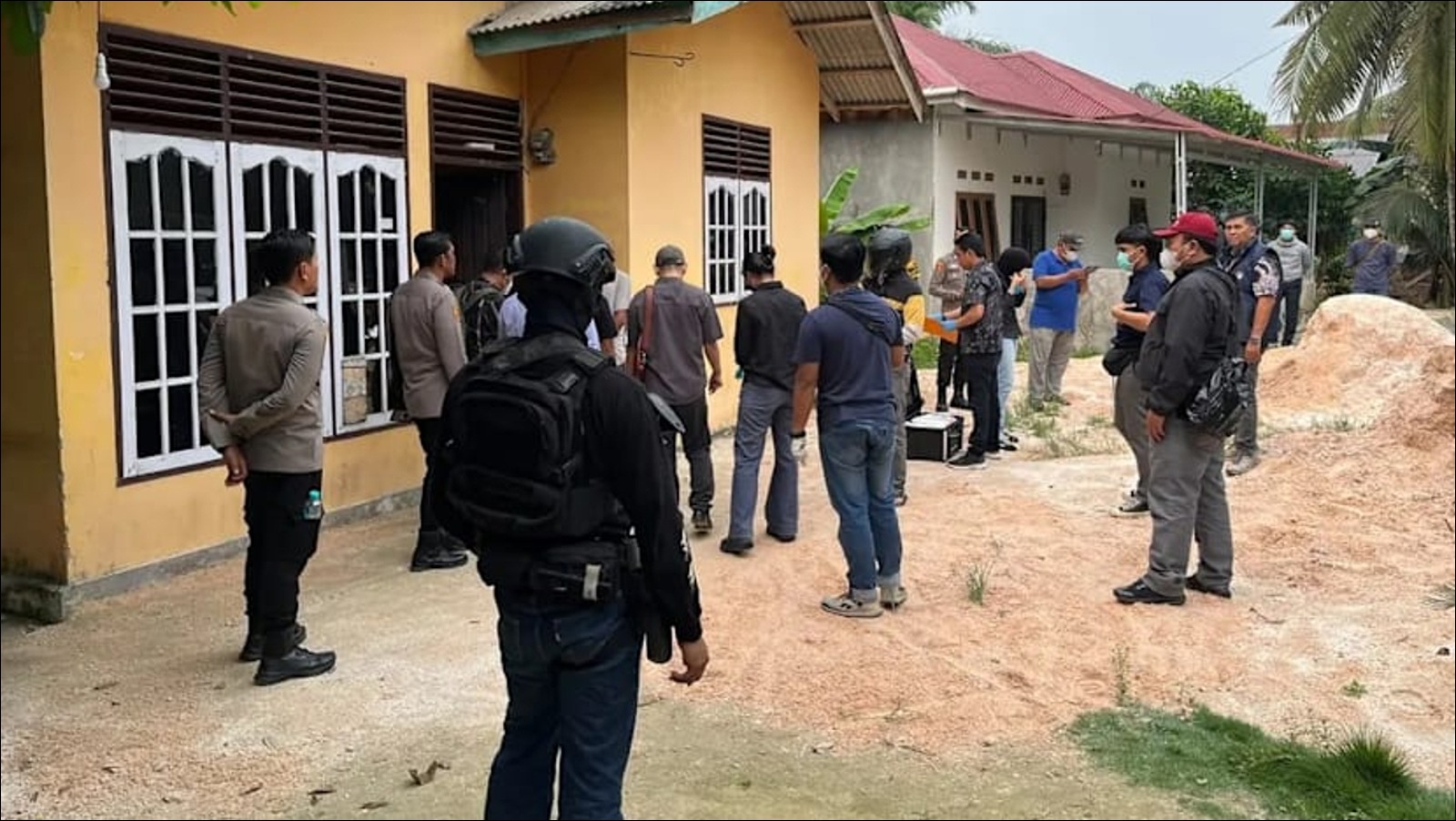 Densus 88 tangkap serentak 11 terduga teroris terkait Daulah Islamiyah di 6 provinsi - Infolitik